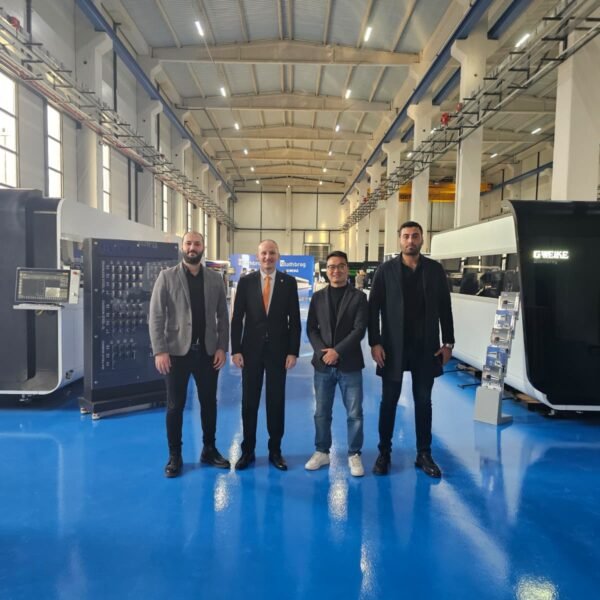 RAYCUS LAZER YÖNETİCİLERİ LOTHBROG MAKİNE FABRİKA ETKİNLİĞİNDE