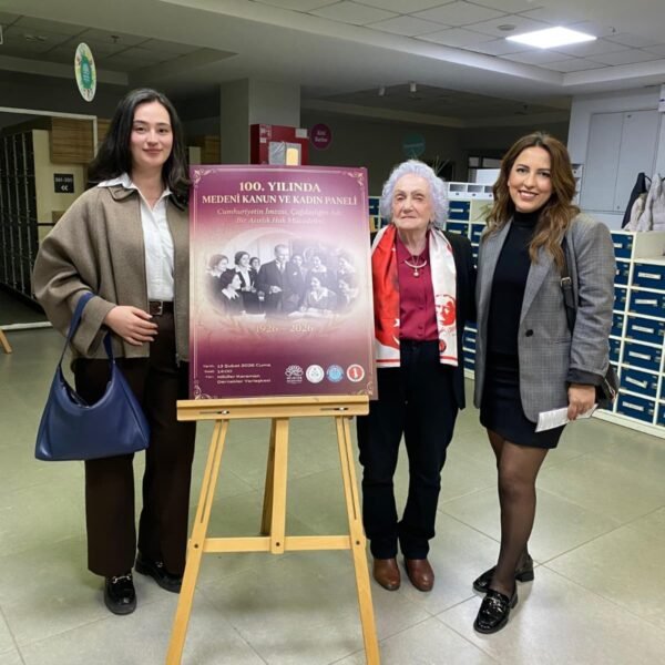 Lothbrog Makine olarak, 13 Şubat 2026 tarihinde düzenlenen “100. Yılında Medeni Kanun ve Kadın Paneli” ne katılım sağlayarak, Cumhuriyetimizin temel kazanımlarından biri olan Medeni Kanun’un 100. yılına ithaf edilen bu anlamlı organizasyonda yer aldık. Nilüfer Karaman Dernekler Yerleşkesi’nde gerçekleştirilen panelde, Medeni Kanun’un tarihsel gelişimi, kadın hakları mücadelesindeki rolü ve güncel hukuki yansımaları alanında uzman akademisyenler ve hukukçular tarafından ele alındı. Program kapsamında yapılan değerlendirmelerde, Cumhuriyet’in çağdaşlaşma vizyonu ve kadınların toplumsal konumunun güçlendirilmesi süreci kapsamlı biçimde değerlendirildi. Lothbrog Makine olarak, 13 Şubat 2026 tarihinde düzenlenen “100 Yılında Medeni Kanun ve Kadın Paneli” ne katılım sağlayarak, Cumhuriyetimizin temel kazanımlarından biri olan Medeni Kanun’un 100 yılına ithaf edilen bu anlamlı organizasyonda yer aldık Nilüfer Karaman Dernekler Yerleşkesi’nde gerçekleştirilen panelde, Medeni Kanun’un tarihsel gelişimi, kadın hakları mücadelesindeki rolü ve güncel hukuki yansımaları alanında uzman akademisyenler ve hukukçular tarafından ele alındı Program kapsamında yapılan değerlendirmelerde, Cumhuriyet’in çağdaşlaşma vizyonu ve kadınların toplumsal konumunun güçlendirilmesi süreci kapsamlı biçimde değerlendirildi