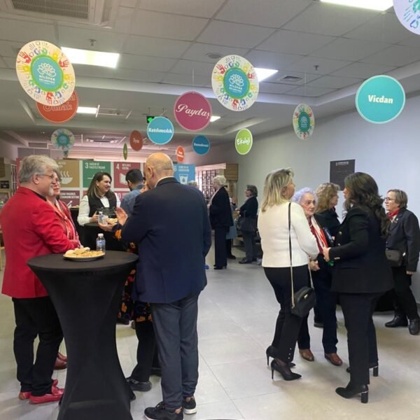 Lothbrog Makine olarak, 13 Şubat 2026 tarihinde düzenlenen “100. Yılında Medeni Kanun ve Kadın Paneli” ne katılım sağlayarak, Cumhuriyetimizin temel kazanımlarından biri olan Medeni Kanun’un 100. yılına ithaf edilen bu anlamlı organizasyonda yer aldık. Nilüfer Karaman Dernekler Yerleşkesi’nde gerçekleştirilen panelde, Medeni Kanun’un tarihsel gelişimi, kadın hakları mücadelesindeki rolü ve güncel hukuki yansımaları alanında uzman akademisyenler ve hukukçular tarafından ele alındı. Program kapsamında yapılan değerlendirmelerde, Cumhuriyet’in çağdaşlaşma vizyonu ve kadınların toplumsal konumunun güçlendirilmesi süreci kapsamlı biçimde değerlendirildi. Lothbrog Makine olarak, 13 Şubat 2026 tarihinde düzenlenen “100 Yılında Medeni Kanun ve Kadın Paneli” ne katılım sağlayarak, Cumhuriyetimizin temel kazanımlarından biri olan Medeni Kanun’un 100 yılına ithaf edilen bu anlamlı organizasyonda yer aldık Nilüfer Karaman Dernekler Yerleşkesi’nde gerçekleştirilen panelde, Medeni Kanun’un tarihsel gelişimi, kadın hakları mücadelesindeki rolü ve güncel hukuki yansımaları alanında uzman akademisyenler ve hukukçular tarafından ele alındı Program kapsamında yapılan değerlendirmelerde, Cumhuriyet’in çağdaşlaşma vizyonu ve kadınların toplumsal konumunun güçlendirilmesi süreci kapsamlı biçimde değerlendirildi